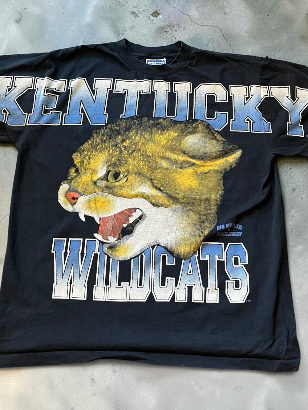 Vintage 90s Kentucky Wildcats Big Mascot Full Art T-Shirt XL Collegiate Graphic